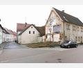 Bild: Portner
Die Stadt Oberviechtach wird das leerstehende Anwesen Schönseer Straße 12 (rechts) abbrechen und temporäre Stellplätze ausweisen. Auch das nach einem Brandfall freie Grundstück daneben kann für diesen Zweck gepachtet werden. Langfristig wird ein anderes Ziel verfolgt.