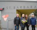 Bild: bk
Pfarrer Varghese Puthenchira( rechts) und Kirchenpfleger Hermann Bäumler wünschten Brigitte Hiller (2.von links) Gesundheit und Gottes Segen für den Ruhestand. Im Auftrag des Personals dankte Lisa Spring mit Blumen und Geschenkgutschein.