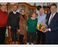 Bild: jr
Margareta Kilian feierte am Dienstag 85. Geburtstag. Im Bild (von links) Schwiegersohn Maximilian, Enkel Maximilian, Tochter Ingrid, Margareta und Siegfried Kilian sowie Bürgermeister Stefan Grillmeier mit seinem Obstpräsent.