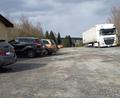 Bild: Stadt Waldsassen/exb
Ein an den Wochenenden geparkter Lastzug am Weg von der Konnersreuther Straße zur Kleingartenanlage, vorbei am Gelände es Kleintierzuchtvereins (links), beschäftigte jetzt den Bauausschuss.