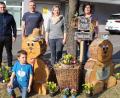 Bild: soj
Bürgermeister Wolfgang Söllner (von links) mit Patenkind Ferdinand, Gerhard Horn, Nadine Prechtl und Monika Horn haben für den österlichen Schmuck am Marktplatz gesorgt.