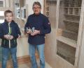 Bild: gi
Stolz präsentierten Josef Huber und Enkel Alexander die Taube (rechts), die sich für die Teilnahme an der Brieftauben-Olympiade in Rumänien qualifizierte.