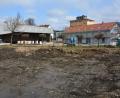 Bild: jr
Größter Ausgabebrocken im Vermögenshaushalt ist heuer die Revitalisierung des früheren Raiffeisenareals mit 2 Millionen Euro. Hier der entschlammte Dorfteich, im Hintergrund das ehemalige Lagerhaus.