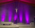 Bild: fpoz
Über dem Altar in der Neuen Kirche Sankt Sebastian in Waldershof hat das neugestaltete Kreuz seinen Platz gefunden und erstrahlt in einem herrlichen Licht.