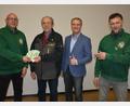 Bild: jr
Vorsitzender Markus Schuller (Zweiter von rechts) und sein Schatzmeister Siegfried Rasp (Zweiter von links) übergaben 500 Euro aus der Kasse des Männergesangvereins Mitterteich an Integrationsbeauftragten Robert Hoyer (links) und KSRK-Vorsitzenden Wolfgang Danler.