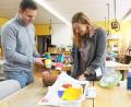 Bild: Gabi Schönberger
Fabian Knott und Alexandra Kellner haben sich für die Weiterbildungsmaßnahme zur pädagogische Fachkraft für Grundschulkindbetreuung entschieden. Sie gehören damit zu einem Modellversuch, der seit zwei Jahren am Beruflichen Schulzentrum Neustadt/WN läuft. Für das kommende Schuljahr werden noch Anmeldungen angenommen.