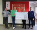 Bild: Witt-Gruppe/Dennis Hofacker/exb
Halina Dirnberger ist Mitarbeiterin im Kommissionierlager der Witt-Gruppe und eine von sechs Spendenempfängern. Den Spendenscheck übergaben Thomas Liebs (links, Abteilungsleiter Kommissionierlager), Patrick Boos (Zweiter von links, Vorsitzender der Geschäftsführung) und Roland Dietz (rechts, Bereichsleiter Logistik).