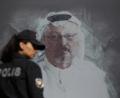 Archivbild: Lefteris Pitarakis/dpa 
Eine Polizistin geht in Istanbul in der Nähe des saudischen Konsulats an einem Wandbild vorbei, welches den ermordeten Journalisten Jamal Khashoggi zeigt.
