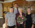 Bild: adj
Umrahmt von ihren Töchtern Annelies(links) und Hildegard(rechts) nahm Helga Amstätter die Glückwünsche von Bürgermeister Ernst Schicketanz zum 90. Geburtstag entgegen.