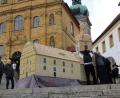 Bild: ads
Für das Richtfest wurde das Dachstuhl-Modell der Bergkirche vom Verein der Zimmerer und Schreiner Amberg am Vorplatz der Wallfahrtskirche aufgebaut. Jetzt steht es bis 11. April in der Wallfahrtskirche.
