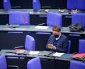 Bild: Kay Nietfeld/dpa
Bundesgesundheitsminister Karl Lauterbach (SPD) sitzt allein in den Reihen des Bundestags. Er hatte für eine Impfpflicht geworben. Diese fiel im Bundestag durch.