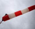 Bild: Robert Michael/dpa-Zentralbild/dpa/Symbolbild
Eine Windfahne zeigt die Windrichtung an.