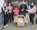 Bild: jzk
Dankend nahmen Kristina Konz und Kevin Wienerl (von rechts) die Ostergeschenke der Realschüler entgegen. Mit dabei waren auch Emilia Müller, 8c, Amelie Schäfer, 8c, Anna König, 8c, (von links) und die beiden Lehrerinnen Maria Busch und Gertraud Burkhardt (hinten von links).
