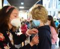 Bild: Kunz
Mit Buttons für Frieden und Aussöhnung sammelt die Schulfamilie des Augustinus-Gymnasiums Weiden Spenden für Kinder und Jugendliche, die unter dem Krieg in der Ukraine zu leiden haben. .