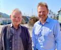 Bild: gef
Georg Zweck (links) aus Freudenberg wird 80 Jahre alt, wozu Bürgermeister Alwin Märkl gratuliert.