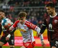 Bild: Armin Weigel/dpa
David Otto vom SSV Jahn (Mitte) und Visar Musliu kämpfen um den Ball.
