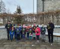 Bild: obe
Die Kommunionkinder mit Pfarrer John Julius (rechts) und Diakon Harald Schraml (links) vor der Pfarrkirche in Neusorg.