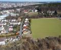 Bild: Gustl Beer
Bäume, Wiese und Wohnbebauung prägt derzeit das Gebiet zwischen Felixkirche und ehemaligen Krankenhaus. Ein Investor will auf dem über 22 000 Quadratmeter großen Areal des ehemaligen Krankenhauses 45 Wohnungen und zwei Gewerbeeinheiten bauen.