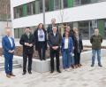 Bild: Marcus Trepesch/exb
Landrat Thomas Ebeling (zweiter von links) überzeugte sich zusammen mit den Schulleitungen von Berufsschule, FOSBOS und Wirtschaftsschule sowie dem Planungs- und Bauleitungsteam von der Gestaltung des Pausenhofs.
