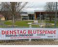 Bild: fks
Ein neu gestaltetes Banner weist auf die Blutspende-Möglichkeit in Erbendorf hin. Jetzt sind dort auch Ort und Uhrzeit angegeben.