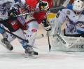 Archivbild: Sebastian Jahn
2011 bis 2017 hielt Torwart Daniel Huber (im Spiel gegen Peiting) den Kasten der „Blue Devils“ sauber. 2016 war er an der Aufdeckung krumme Geschäfte eines Sponsors beteiligt. Inzwischen ist der 36-jährige im Eishockey-Ruhestand und arbeitet wieder als Bankkaufmann.