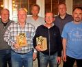 Bild: R. Kreuzer
Der scheidende Präsident Rainer Klein und sein Nachfolger Stefan Heimerl sowie die sportlichen Leiter Roy Karchs, und Fritz Ratzinger. (hinten, von links) gratulieren Siegfried Klein und Franz Hausner (vorne, von links), den neuen Ehrenmitgliedern der Altherren-Mannschaft des VfB Rothenstadt.