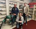 Bild: gis
Im neuen Ausstellungsraum (von links) Perry Eckert, Constantin Eckert und Bürgermeister Sebastian Voit.