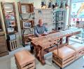 Bild: fpoz
Optikermeister Florian Wagner in seinem neuen Geschäft im Markt - ein Leuchtturmprojekt, wie Bürgermeisterin Margit Bayer lobt. Im Neubau hat der Unternehmer viele Unikate aus längst vergangenen Zeiten eingearbeitet.