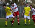 Bild: ham
Der Weidenthaler Tobias Werner (links) im Kopfballduell mit dem Tännesberger Johannes Stahl (Zweiter von links): Die Sportfreunde aus Weidenthal könnten mit einem Sieg in Rötz nah an den Relegationsaufstiegsplatz heranrücken.