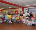 Bild: pop
Die Tragödie der Flüchtlinge aus der Ukraine lässt die Schüler der Mittelschule Kümmersbruck nicht kalt. Sie starteten eine Hilfsaktion. Dieses Engagement unterstützen (links, hintere Reihe) Lehrerin Felicitas Berger, Konrektor Markus Gleißner und Lehrerin Gabi Grüner-Kreilinger.