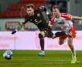 Bild: Armin Weigel/dpa
Regensburgs. Benedikt Saller (rechts) verfolgt Marcel Hartel vom FC St. Pauli.