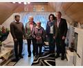 Bild: flt
Zum 85. Geburtstag gratulierten der Jubilarin Irene Mayer (Mitte) mit ihrem Mann Eduard Mayer (Zweiter von links) für die katholische Pfarrei Pater John (links), von der Frauen-Union Plößberg Tina Zeitler (Zweite von rechts) und für die Marktgemeinde Plößberg der Bürgermeister Lothar Müller.