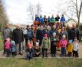 Bild: Gemeinde Kulmain/exb
Der Spielplatz Birkenbühl ist eröffnet, bei der offiziellen Übergabe nahmen ihn die Kinder gleich in Beschlag. Im Bild (Mitte, stehend) die beiden Geistlichen Pfarrerin Kathrin Spies und Pfarrer Markus Bruckner sowie Bürgermeister Günter Kopp (rechts), Gemeinderäte, Bauhofmitarbeiter, Vertreter des Montagsteams, Eltern und Kinder.