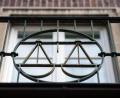 Bild: Bernd Thisser/dpa
Ein Waage als Symbol der Justiz ist an einem Geländer angebracht.