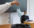 Symbolbild: Friso Gentsch/dpa
Vorerst sind Masken im Unterricht nicht mehr Pflicht. Bisher bescherte der Mund-Nase-Schutz in Schulen aber viel Kopfzerbrechen, wenn sich Kinder und Eltern hartnäckig dagegen gewehrt haben.