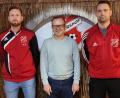 Bild: exb
Gärbershofs Vorsitzender Siegfried Jobst (Mitte) mit den Trainern Remi Szewczyk (links) und Jens Matthies.Jobst/