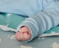 Bild: Annette Riedl
Ein Baby hat seine Hand zu einer kleinen Faust geballt. Bei Donum Vitae gibt es die Möglichkeit einer anonymen oder vertraulichen Geburt.