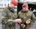 Bild: Mario Hönig/exb
Der Kommandeur des Artilleriebataillons 131, Oberstleutnant Thorsten Wallschus übergibt Oberstabsfeldwebel Chulpsa den Coin des „Freundeskreis der Artillerietruppe“.
