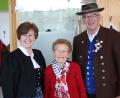 Bild: u
Zenta Bauer (Mitte) aus Hirschau feiert 85. Geburtstag. Von Kindesbeinen an ist sie Mitglied beim Heimat- und Trachtenverein. Ex-Vorsitzender Franz Dolles (rechts) und seine Frau Martina (links) überbringen die Trachtler-Glückwünsche.