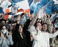 Bild: Thibault Camus/dpa
Unterstützer des amtierenden Präsidenten Frankreichs, Emmanuel Macron von "La Republique en Marche", bejubeln am Sonntagabend das Wahlergebnis. Macron liegt in ersten Hochrechnungen vor der rechtsextremen Kandidatin Marine Le Pen. Am 24. April kommt es zur Stichwahl zwischen beiden.