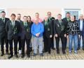 Bild: bjo
Der Schützenverein Winbuch wählt einen neuen Vorstand mit Schützenmeister Jonathan Kaiser (Dritter von rechts) an der Spitze. Zweiter Bürgermeister Martin Bauer (rechts) gratuliert.