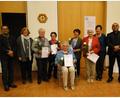 Bild: ct
Die geehrten Mitglieder des Frauenbunds Schlicht werden auch mit Rosen bedacht (stehend, von links): Stadtpfarrer Pater Robin Xavier, Bezirksvorsitzende Margarete Hirsch, Rosa Streit, Meta Specht, Theresia Rösch, Agnes Heldmann, Sprecherin Maria Hefner und Präses Pater Jimmy Joseph; sitzend das neue Ehrenmitglied Rosalinde Zahn.