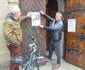 Bild: Kunz
Fördervereinsvorsitzender Hans-Peter Pauckstadt-Künkler (links) und Bürgermeister und Routenkoordinator Reinhold Wildenauer bringen an der Pforte der Michaelskirche die Einladung zum Simultankirchenfest an.