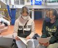 Bild: Gabi Schönberger
Diese Mädels aus der sechsten Klasse tragen den Mundschutz weiterhin.