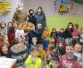 Bild: Landgraf/exb
Die Mädchen und Jungen des katholischen Kindergartens „Johannes M. Vianney“ mit Leiter Sebastian Reil (hinten, links) und Erzieherin Svenja Horn (hinten, Vierte von rechts) freuten sich über den Besuch der FU-Vertreterinnen Ramona Wagner (hinten, Mitte) und Gabi Frank (hinten, rechts).