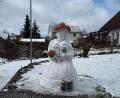 Bild: pz
Eine Schneefrau in Tracht und mit Hut ist am Samstag in Waldsassen nach dem nächtlichen Schneefall entstanden.