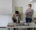 Bild: jzk
Annabell Schuster vom Labordienstleister Synlab in Weiden stellte interessierten Neuntklässlern den Beruf Medizinisch-Technische/-er Laborassistent/-in vor.
