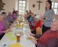 Bild: jr
Im Pfarr- und Jugendheim in Leonberg bot die KLJB am Palmsonntag ein Fastenessen an. Auch Gemeinderätin Alexandra Burger (stehend) half mit beim Servieren von Gemüsesuppe und Butterbroten.