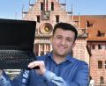 Bild: Petra Hartl
Hat gut lachen: Wer sich so sehr mit IT-Sicherheit auskennt wie Raphael Lorenz - hier vor dem Sulzbach-Rosenberger Rathaus - braucht vor Datenklau keine Angst haben. Der Oberpfälzer "White Hacker" hat drei deutsche Unis mit Tausenden von Studenten und Mitarbeitern vor einem ernsten Problem bewahrt.