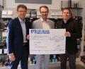 Bild: Bernhard Tuchbreiter, Volksbank-Raiffeisenbank Amberg eG/exb
Die Spende über 41 700 Euro präsentierten (von links) Andreas Reindl, Dieter Paintner und Thomas Retzer stolz.